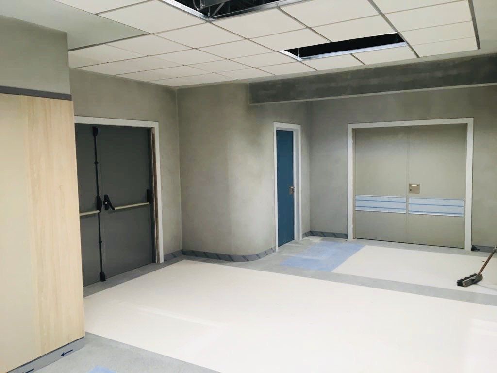 Una habitación con muchas puertas y un techo que tiene un agujero.