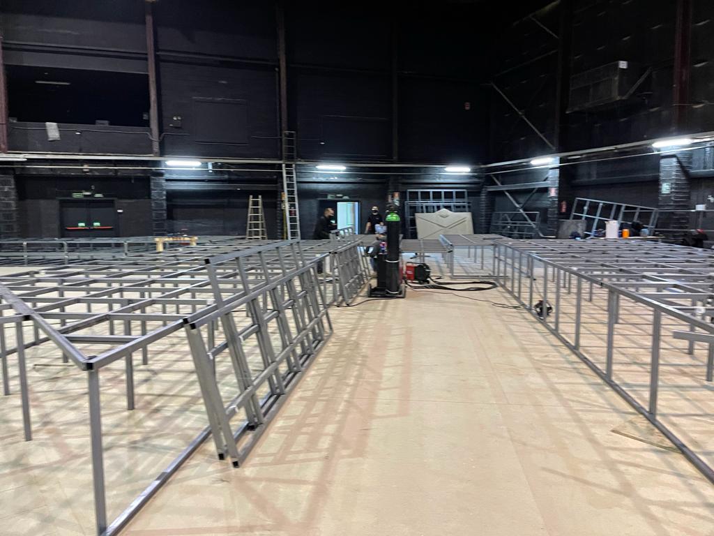 Una habitación grande con muchos marcos de metal en el suelo.