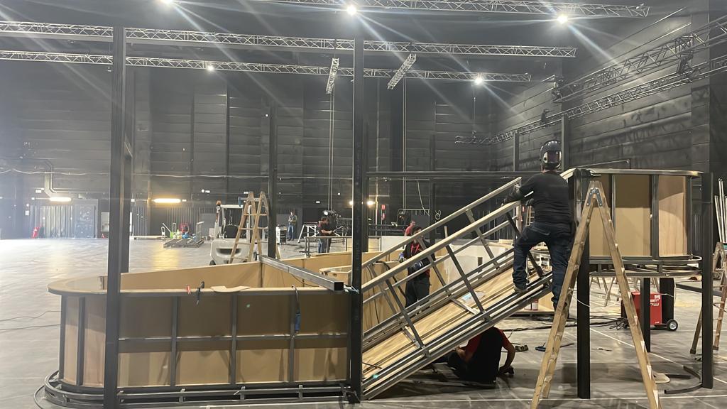 Un hombre está de pie en una escalera en un gran almacén.