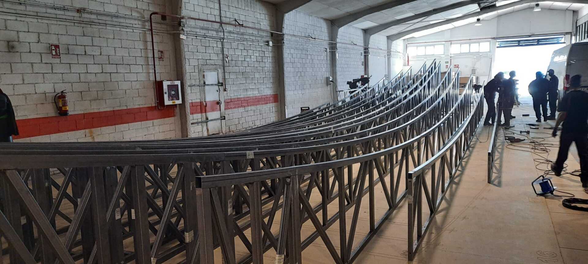 Se está construyendo una gran estructura metálica en un almacén.