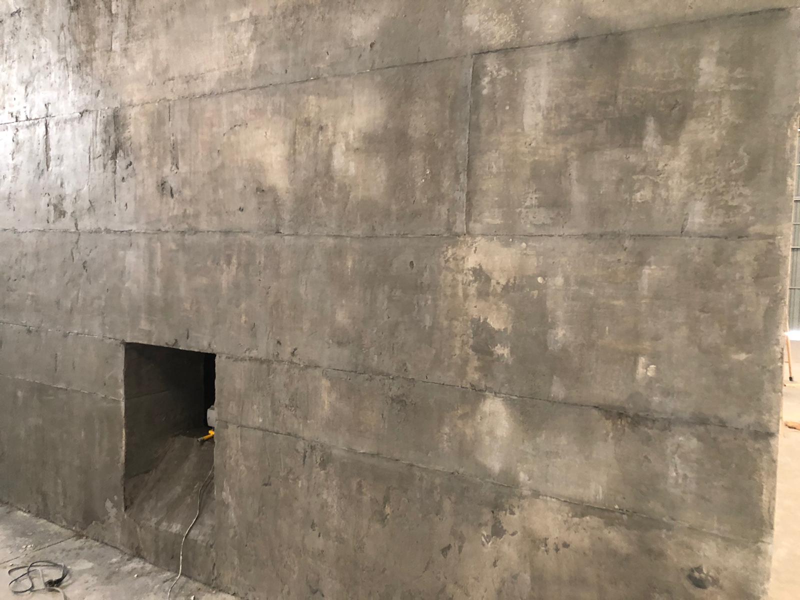 Una pared de hormigón con un agujero en ella.