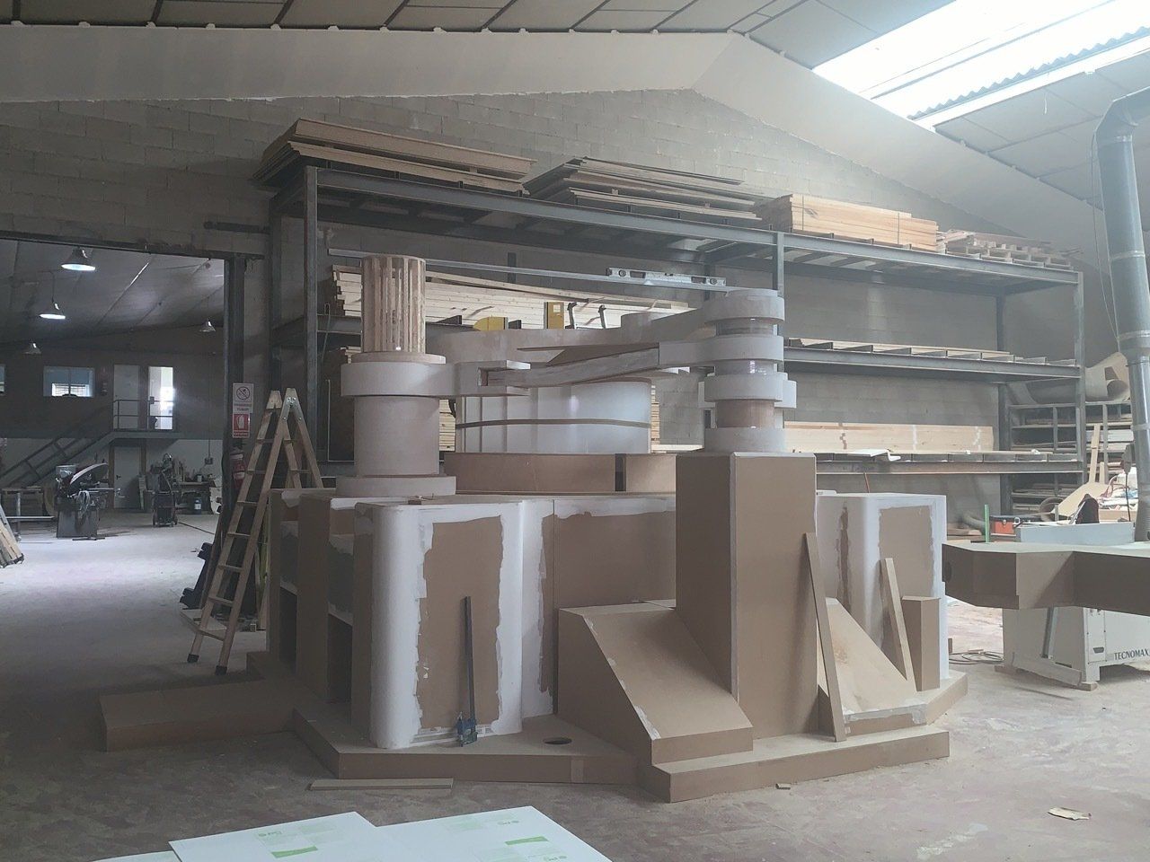 Un almacén lleno de muchas cajas de cartón