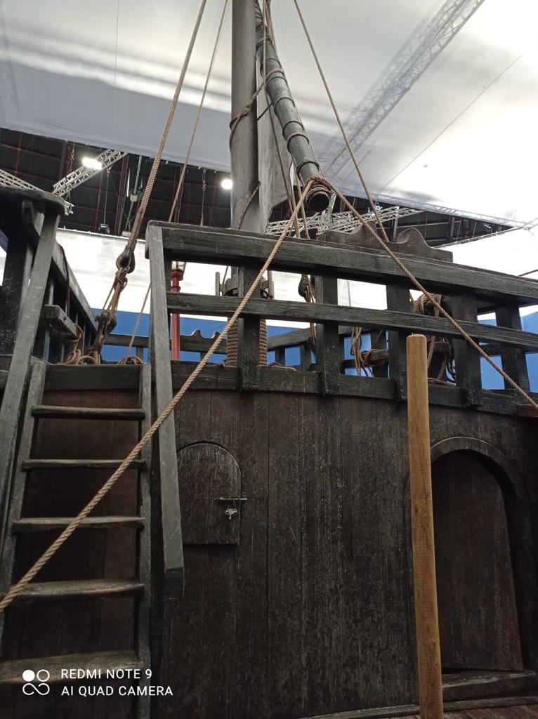 Un modelo de un barco pirata con escaleras y cuerdas.