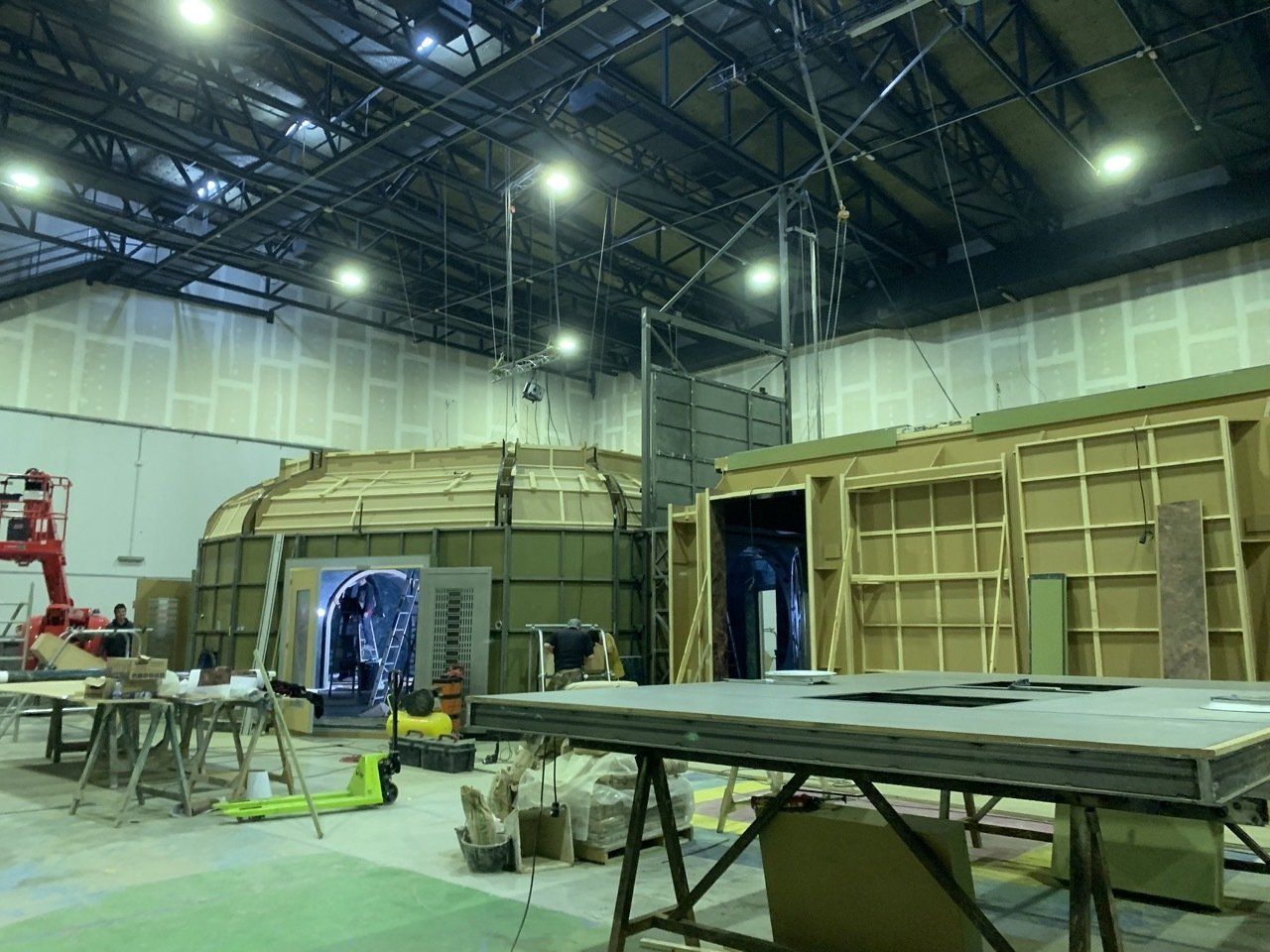 Una habitación grande con muchas paredes de madera y una mesa en el medio.