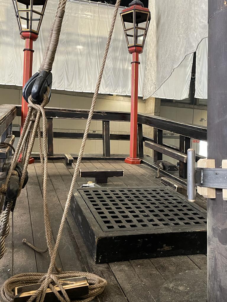 Una cuerda cuelga de un poste en la cubierta de un barco.