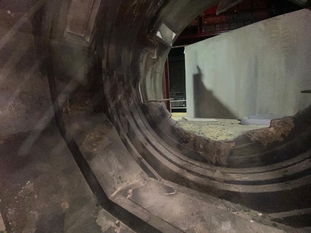 Un primer plano de un neumático en un túnel.