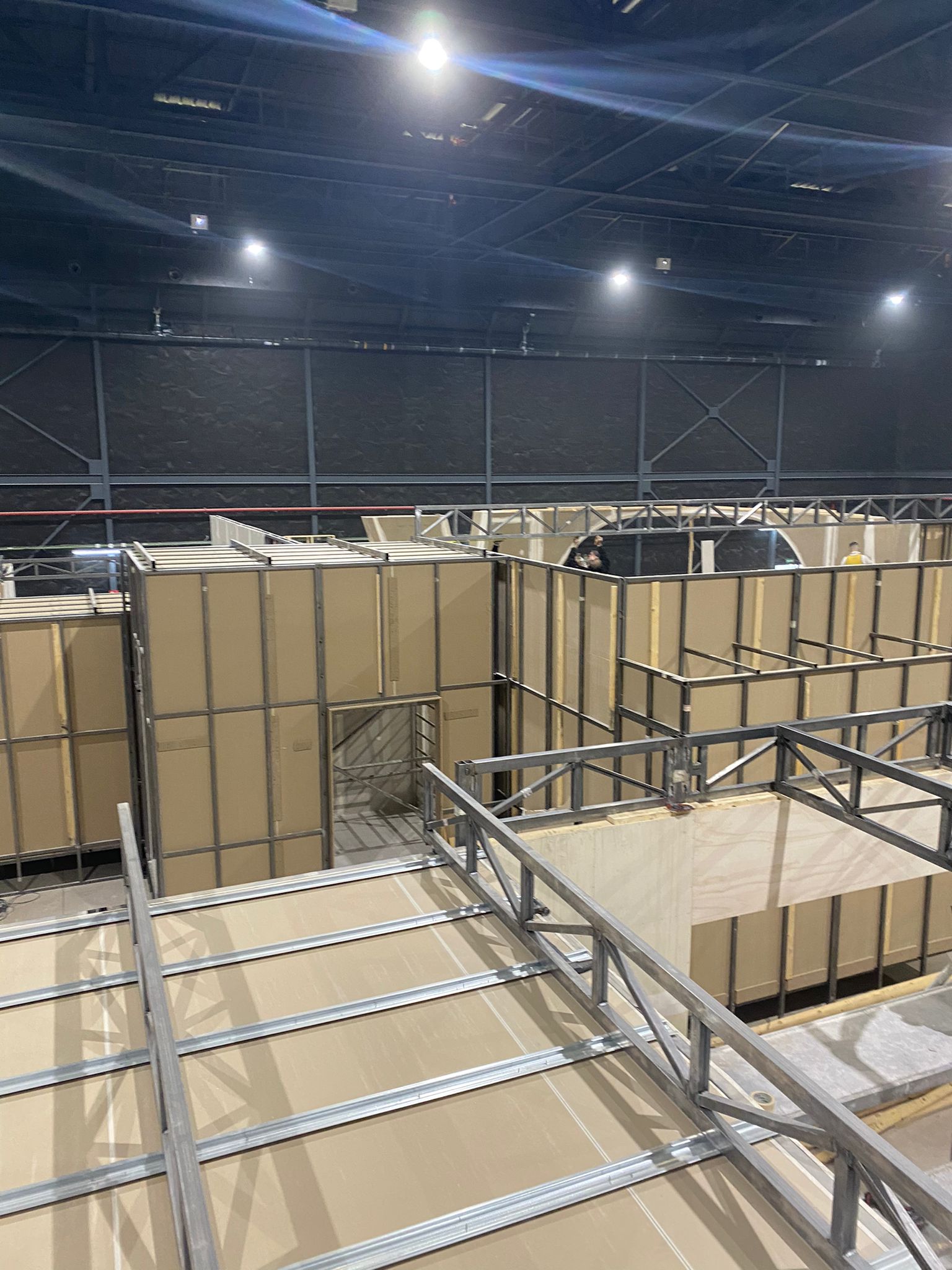 Un gran almacén lleno de muchas cajas de cartón.