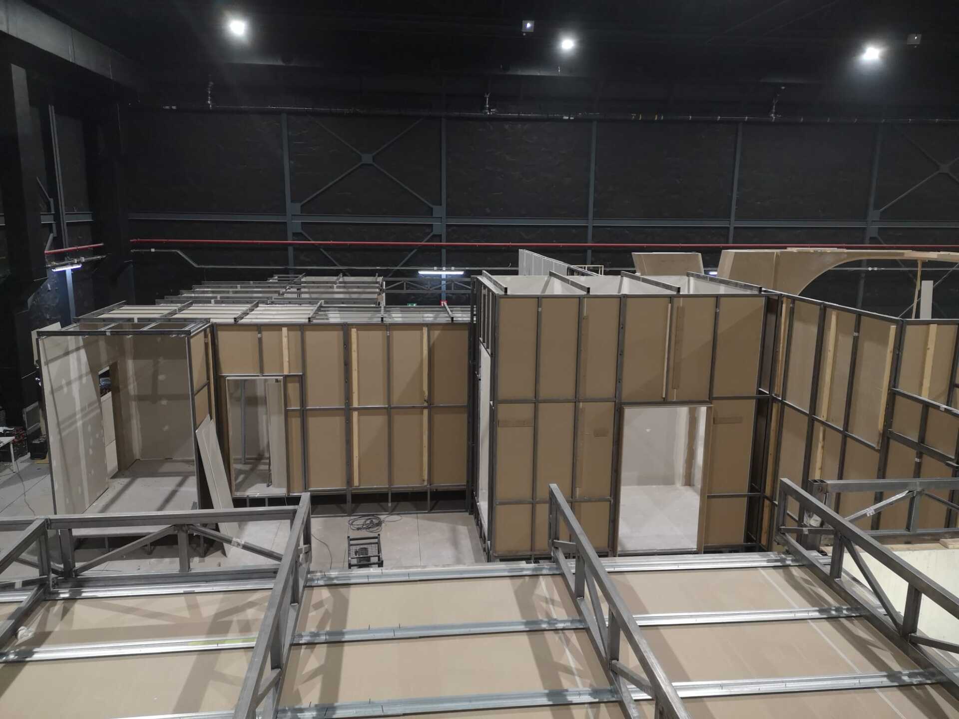 Una habitación grande con muchas cajas en el suelo.