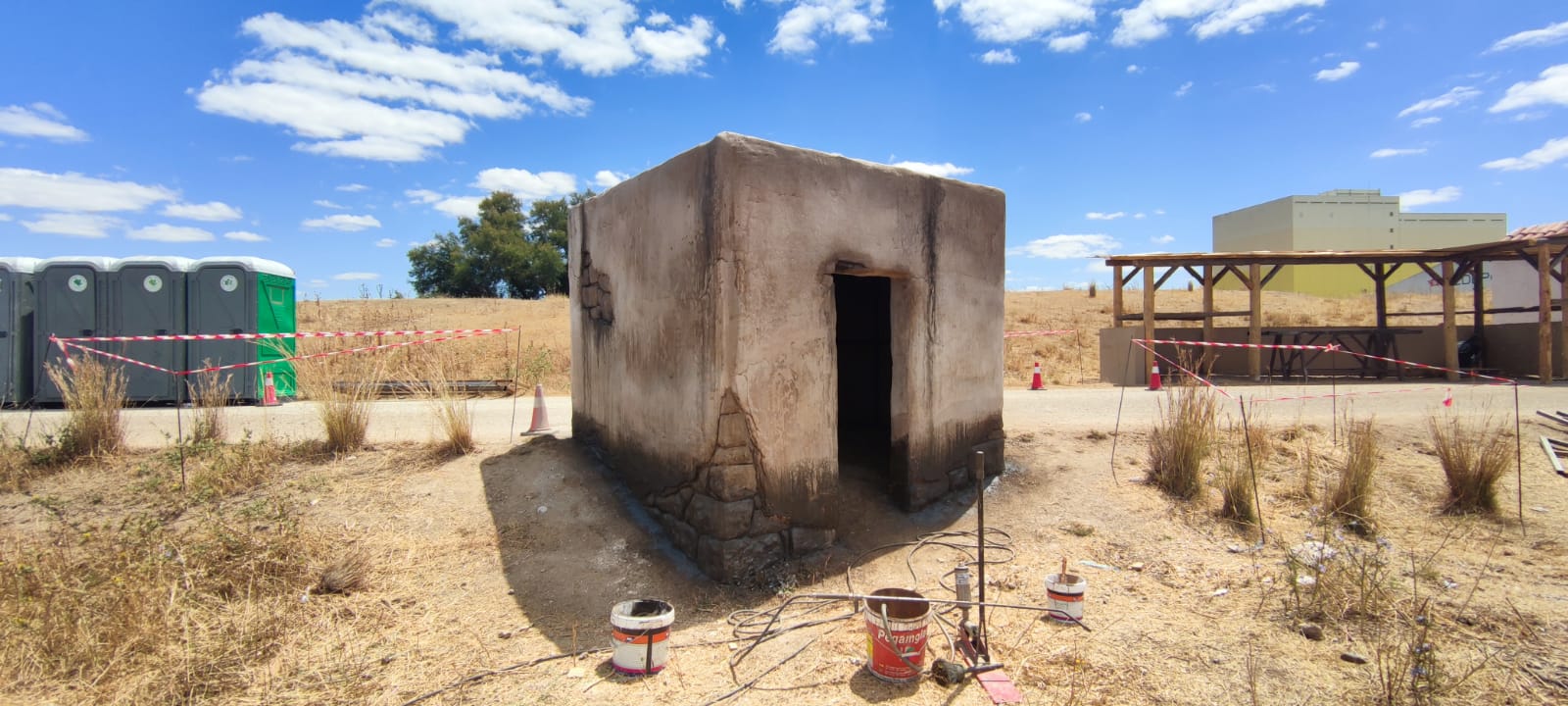 Un pequeño edificio está situado en el medio de un campo.