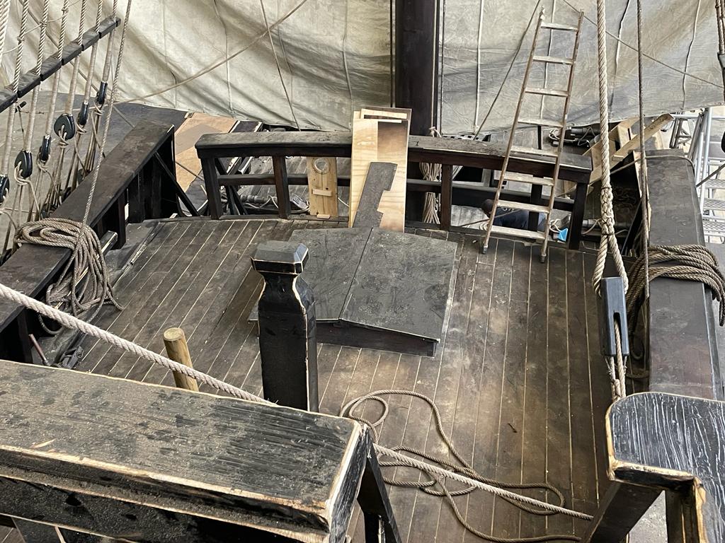 Una cubierta de madera de un barco pirata con una escalera.