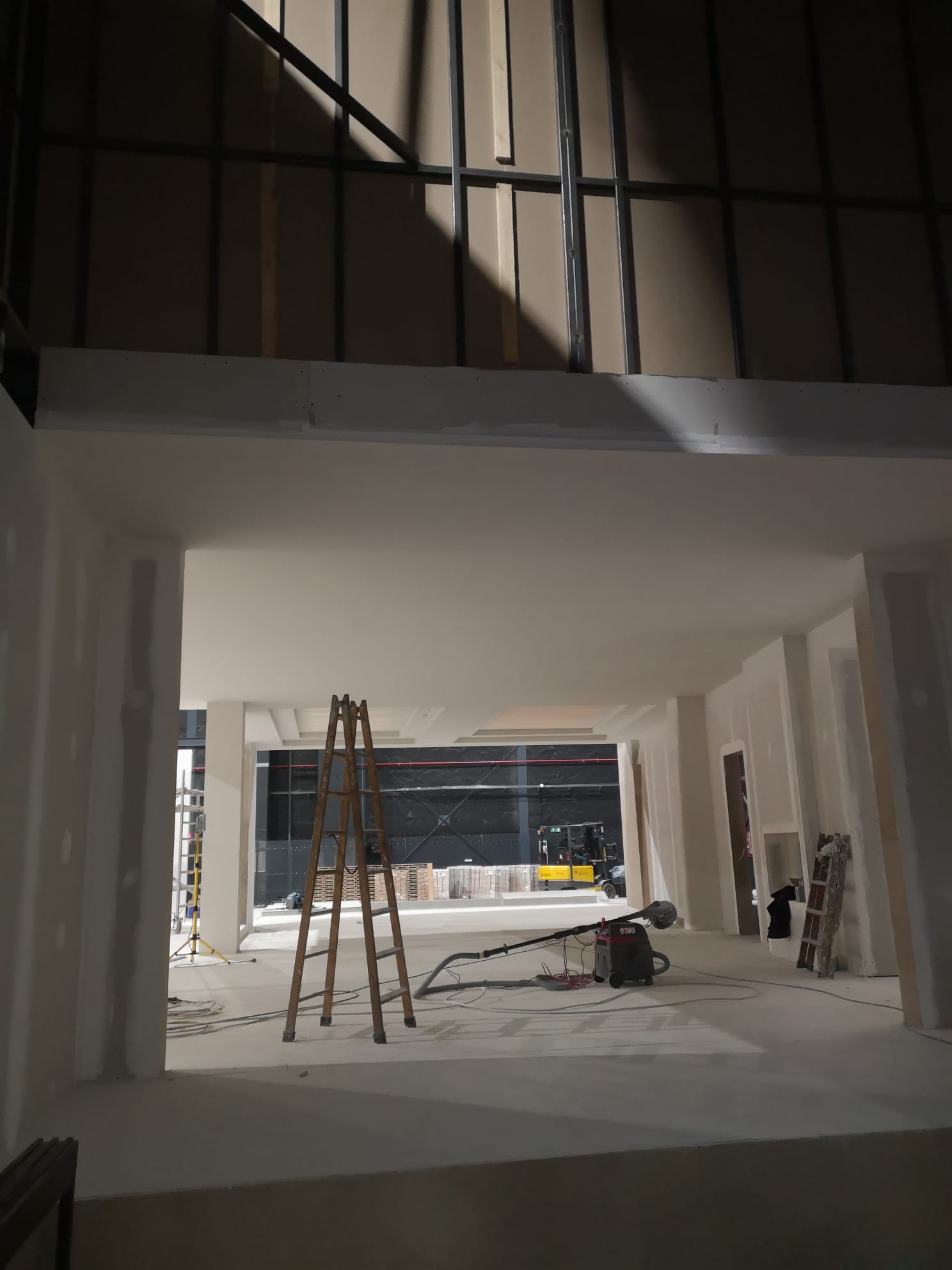 Una escalera está en medio de un edificio en construcción.