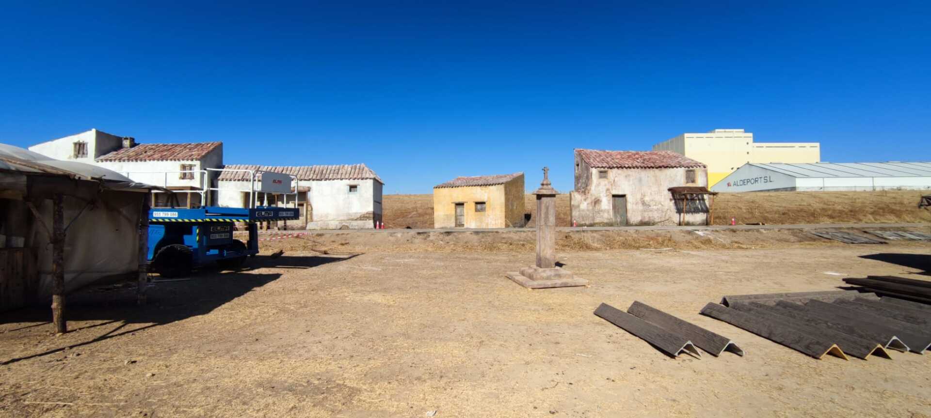 Hay muchos edificios en el fondo y mucha tierra en el primer plano.