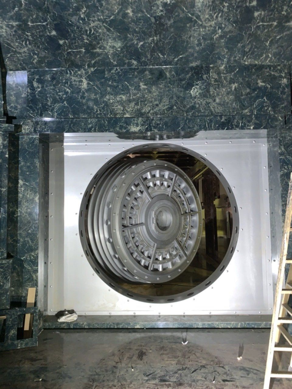 Una puerta de bóveda en un edificio con una escalera delante de ella.