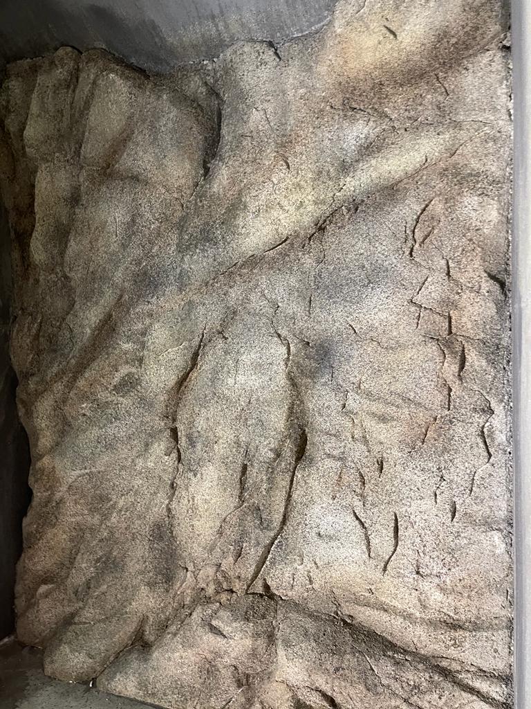 Un primer plano de un trozo de roca en una caja.