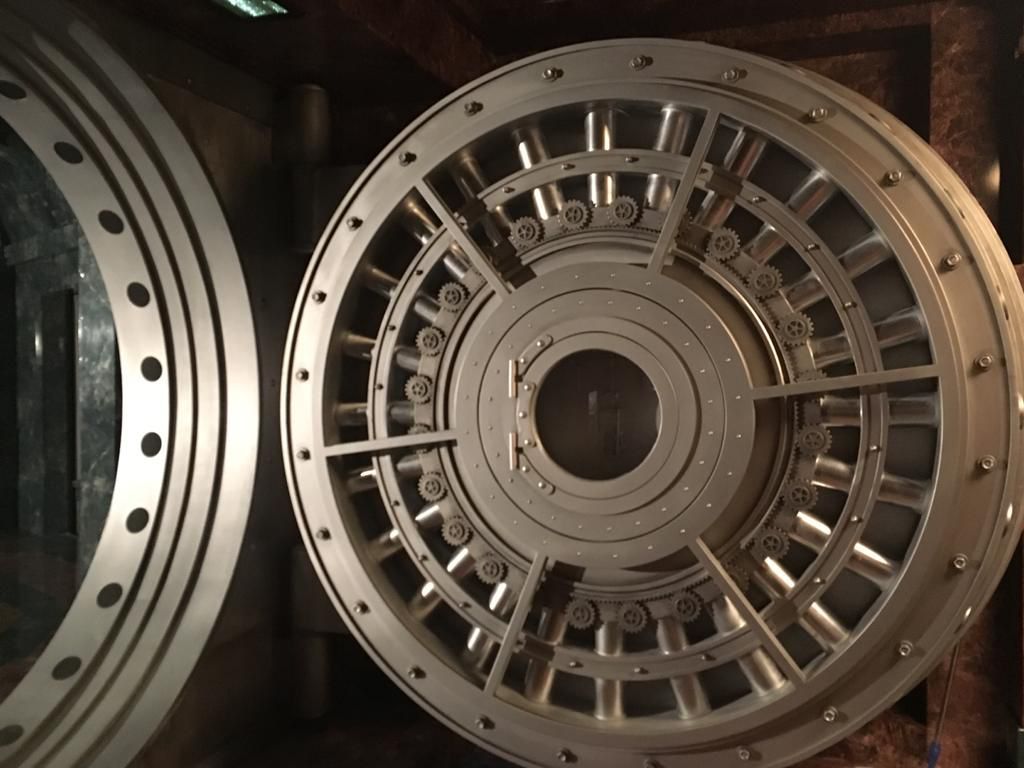 Un primer plano de un objeto metálico con un agujero en el medio.