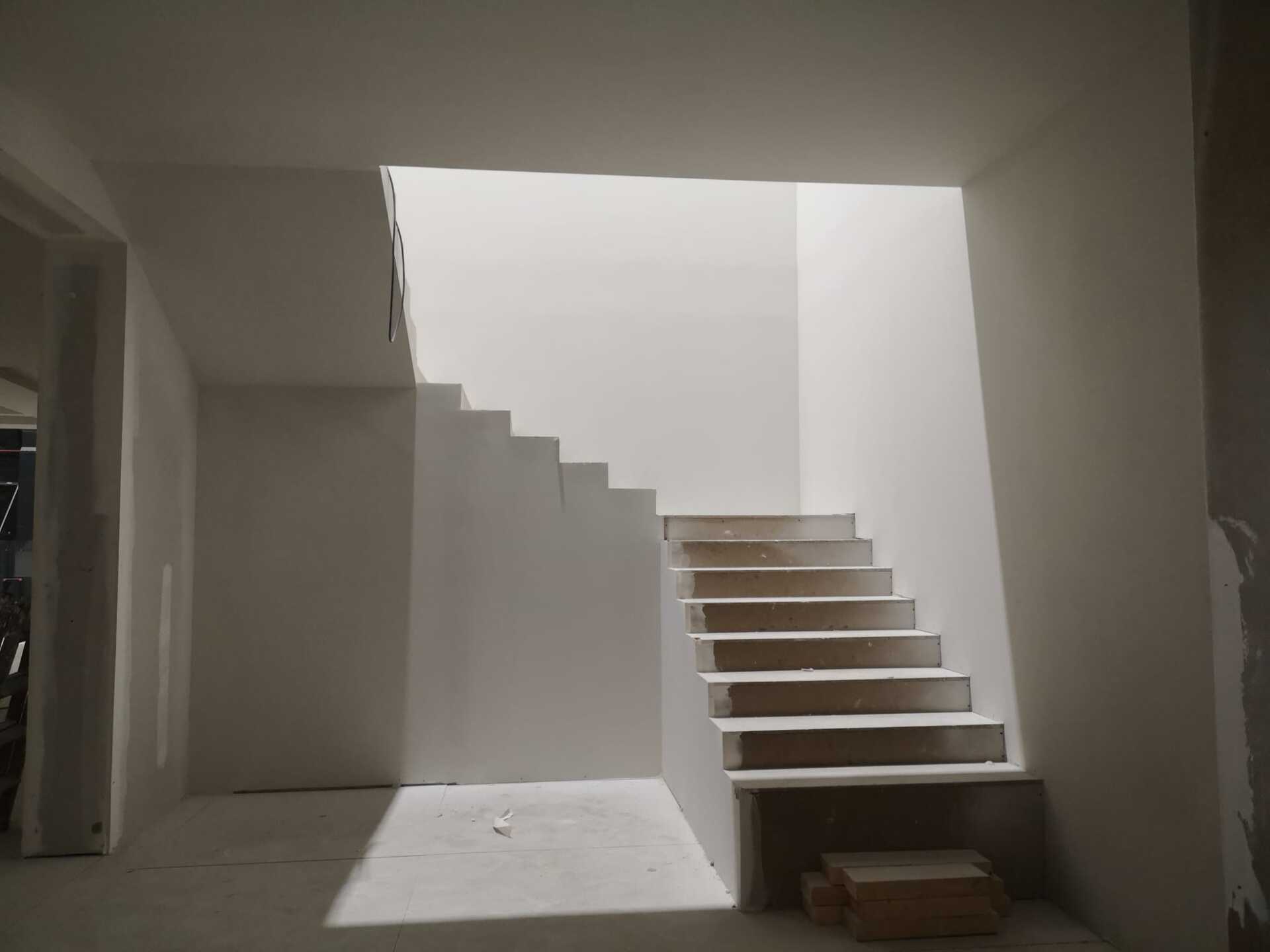 Un conjunto de escaleras en una habitación con paredes blancas.