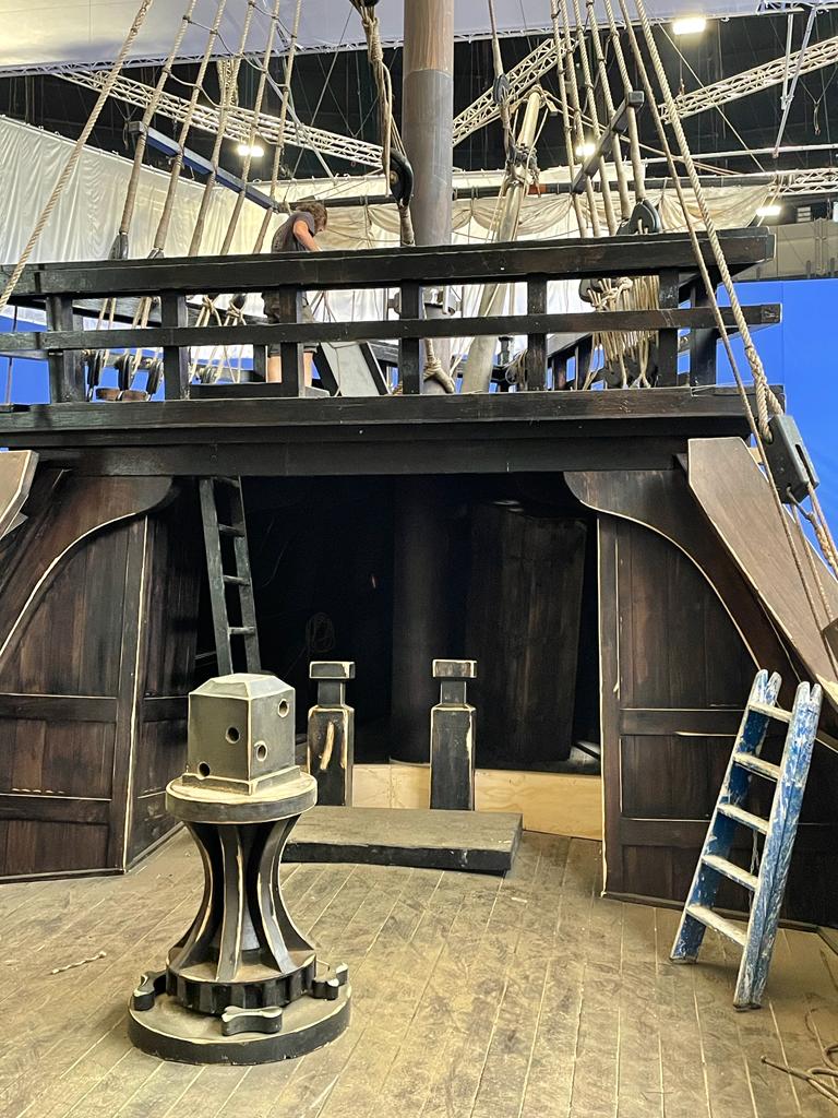 Un modelo de un barco pirata con una escalera en la cubierta.