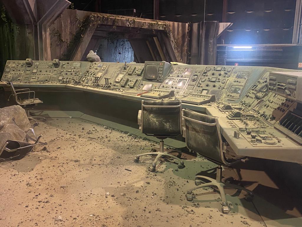 Una sala de control con muchos botones.