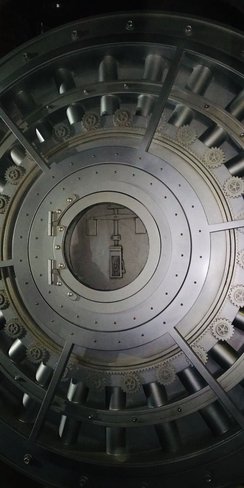 Un primer plano de una puerta de bóveda con un agujero en el medio.