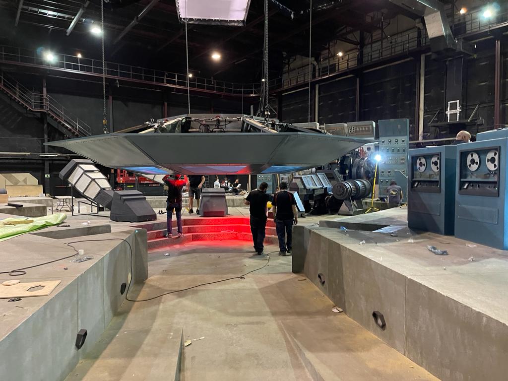 Un grupo de personas está de pie en una habitación grande.