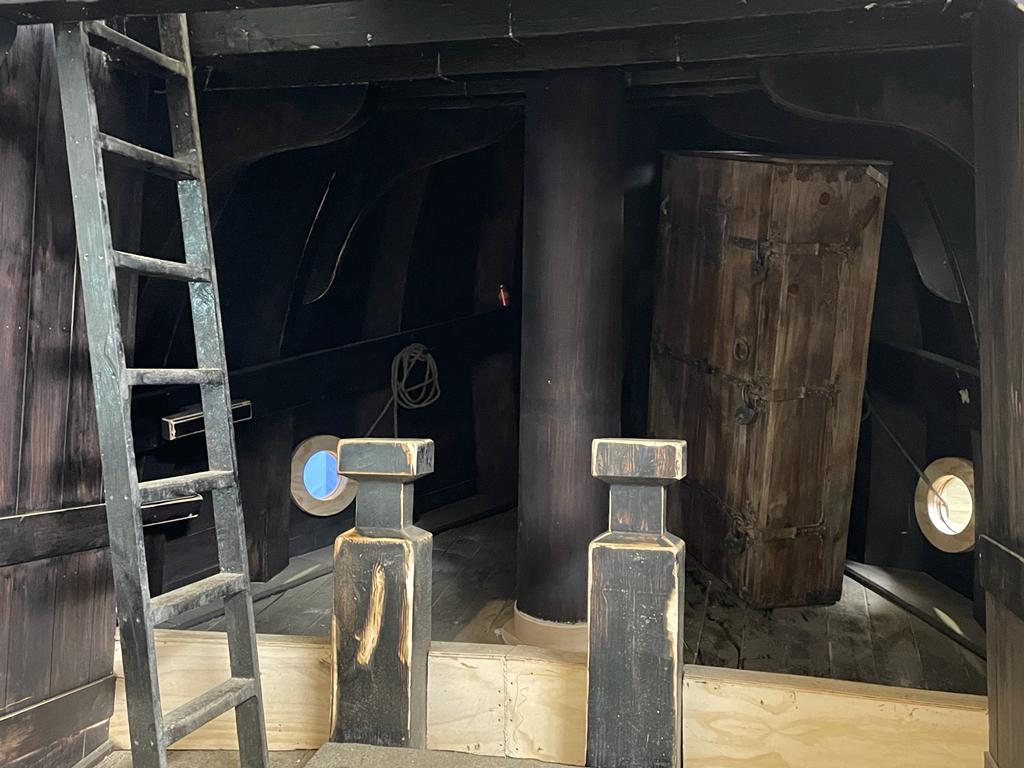 Hay una escalera en el medio de la habitación.