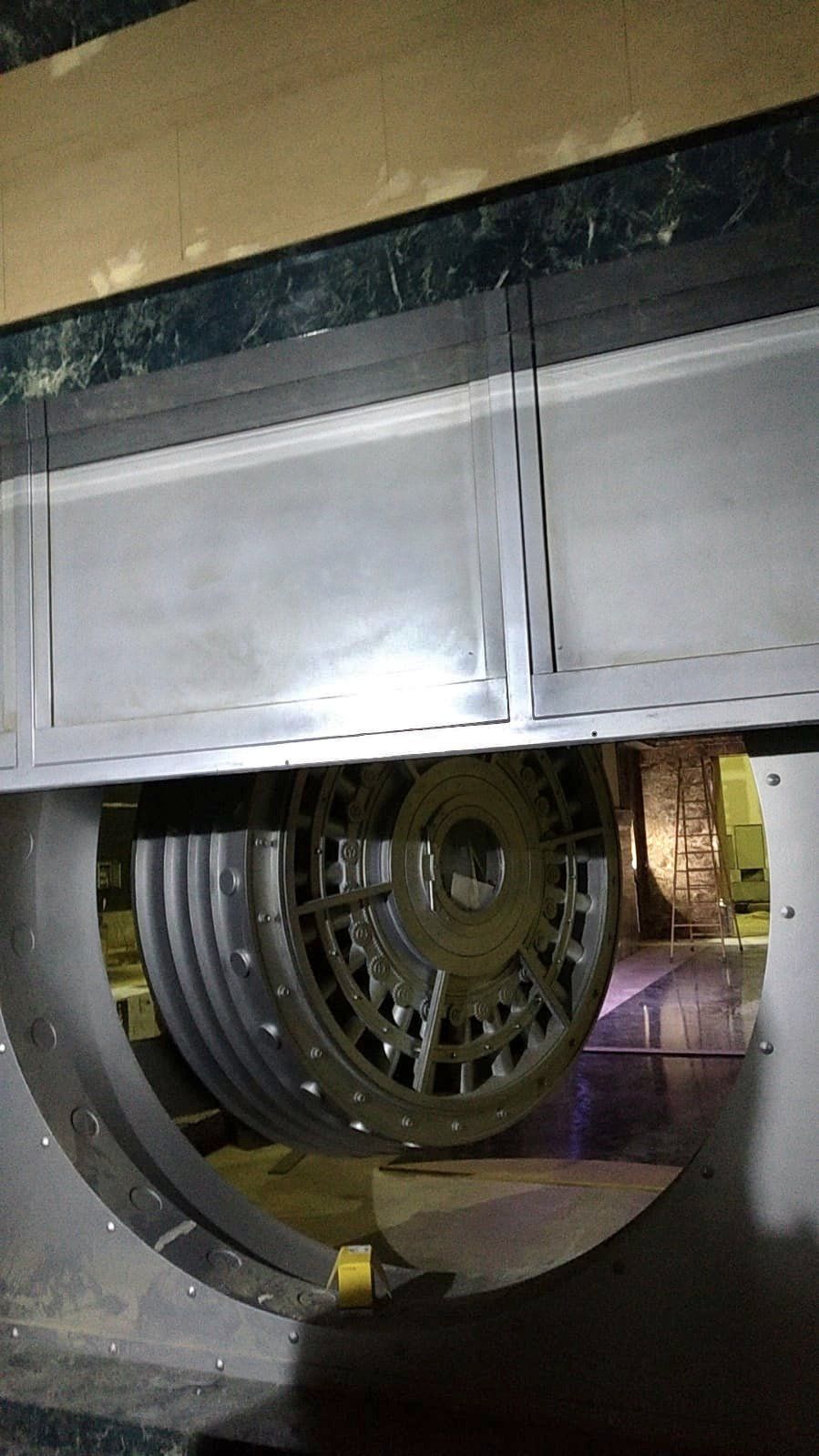 Un primer plano de una puerta de bóveda en un edificio.