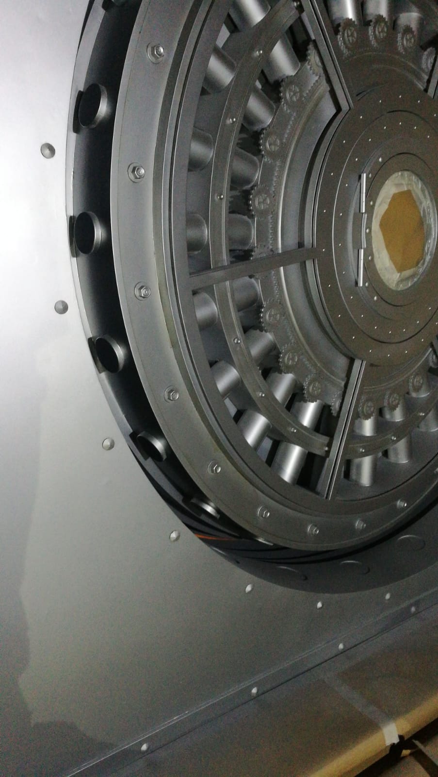 Un primer plano del interior de una puerta de bóveda.