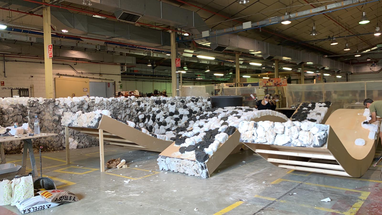 En un almacén se está realizando una gran escultura.