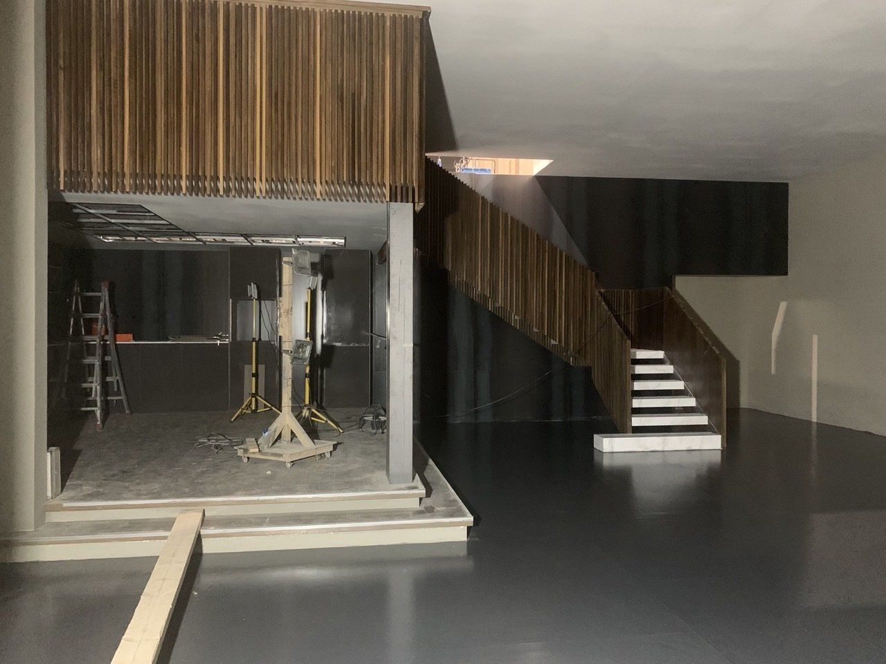 Un modelo de un edificio con escaleras y una escalera de madera.