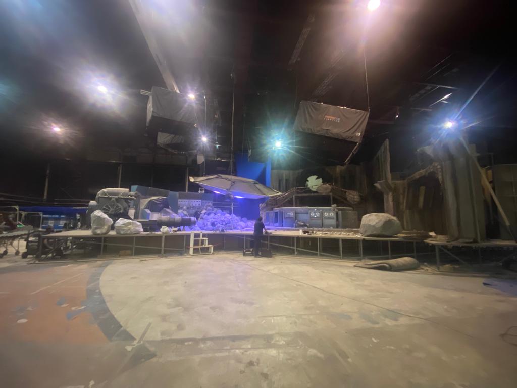 Se está construyendo un gran acuario en una habitación oscura.