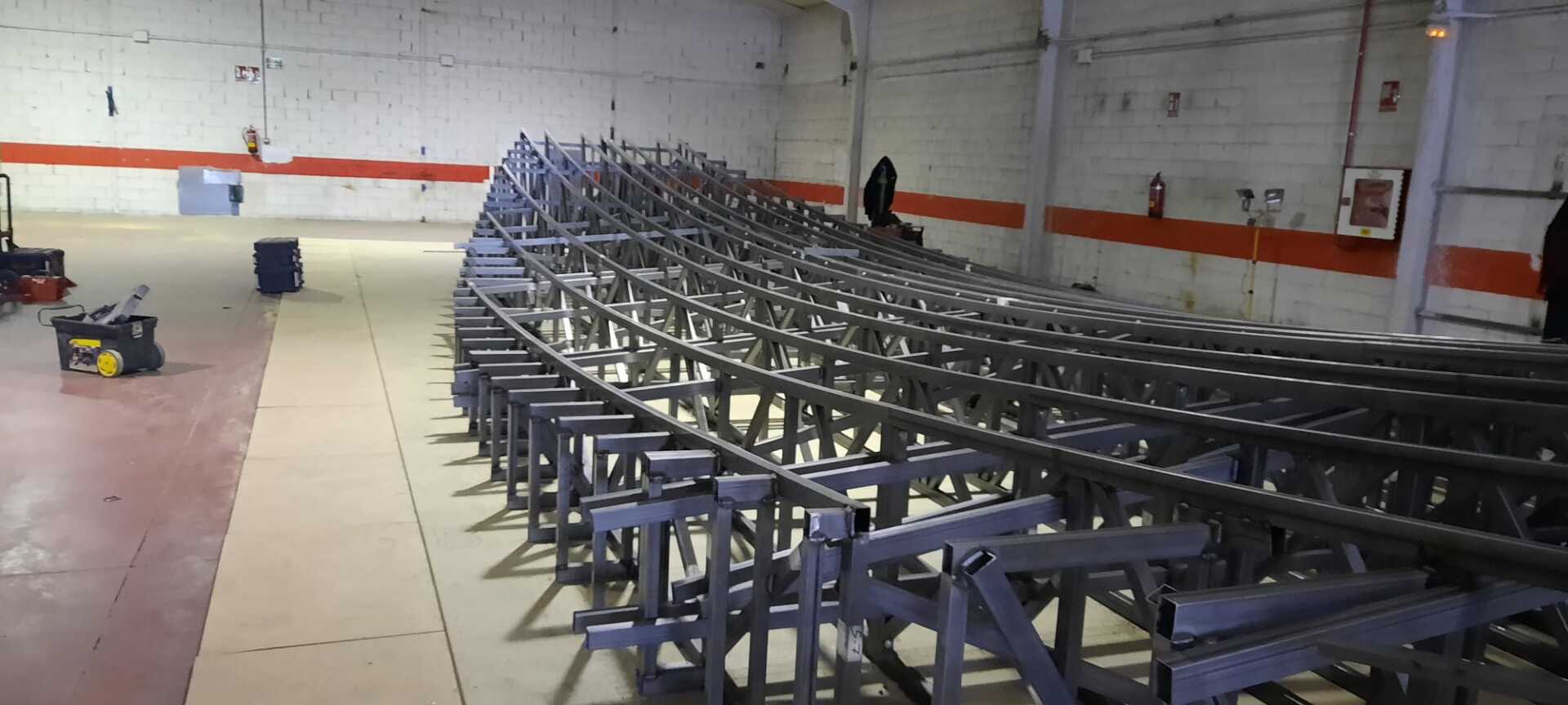 Se está construyendo una gran estructura metálica en un almacén.