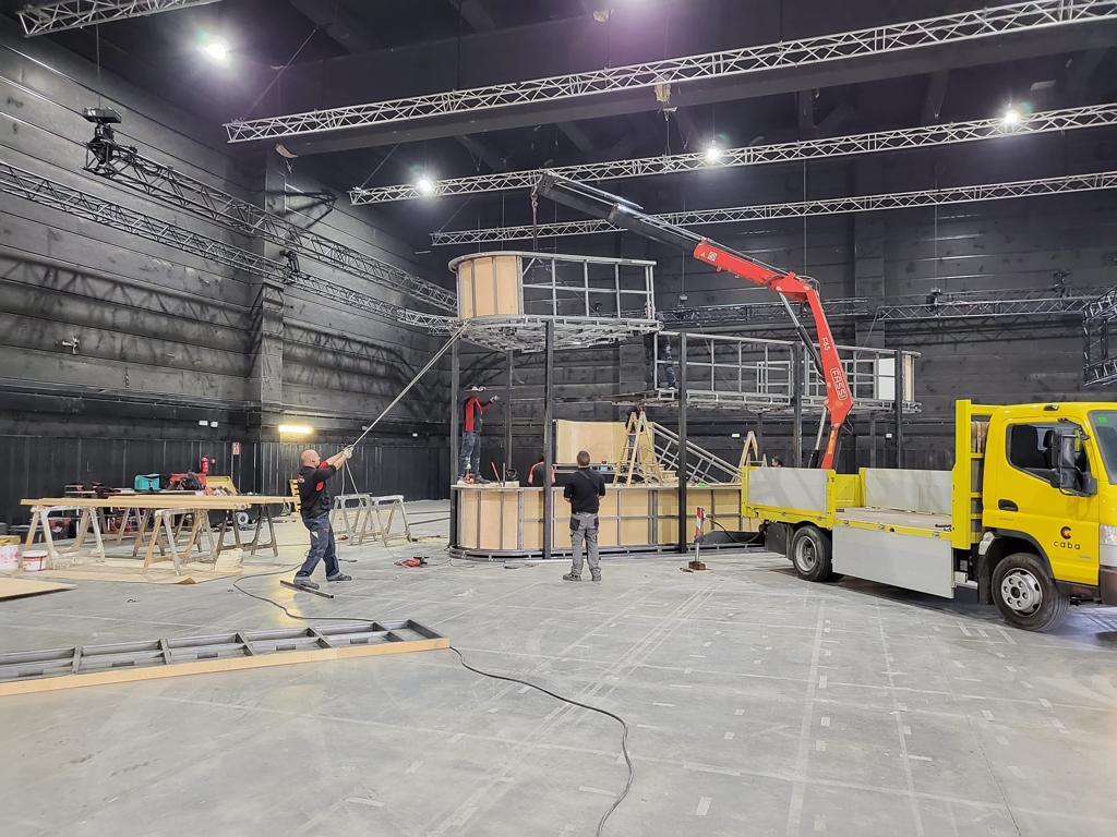 Un camión amarillo está estacionado en un gran almacén.
