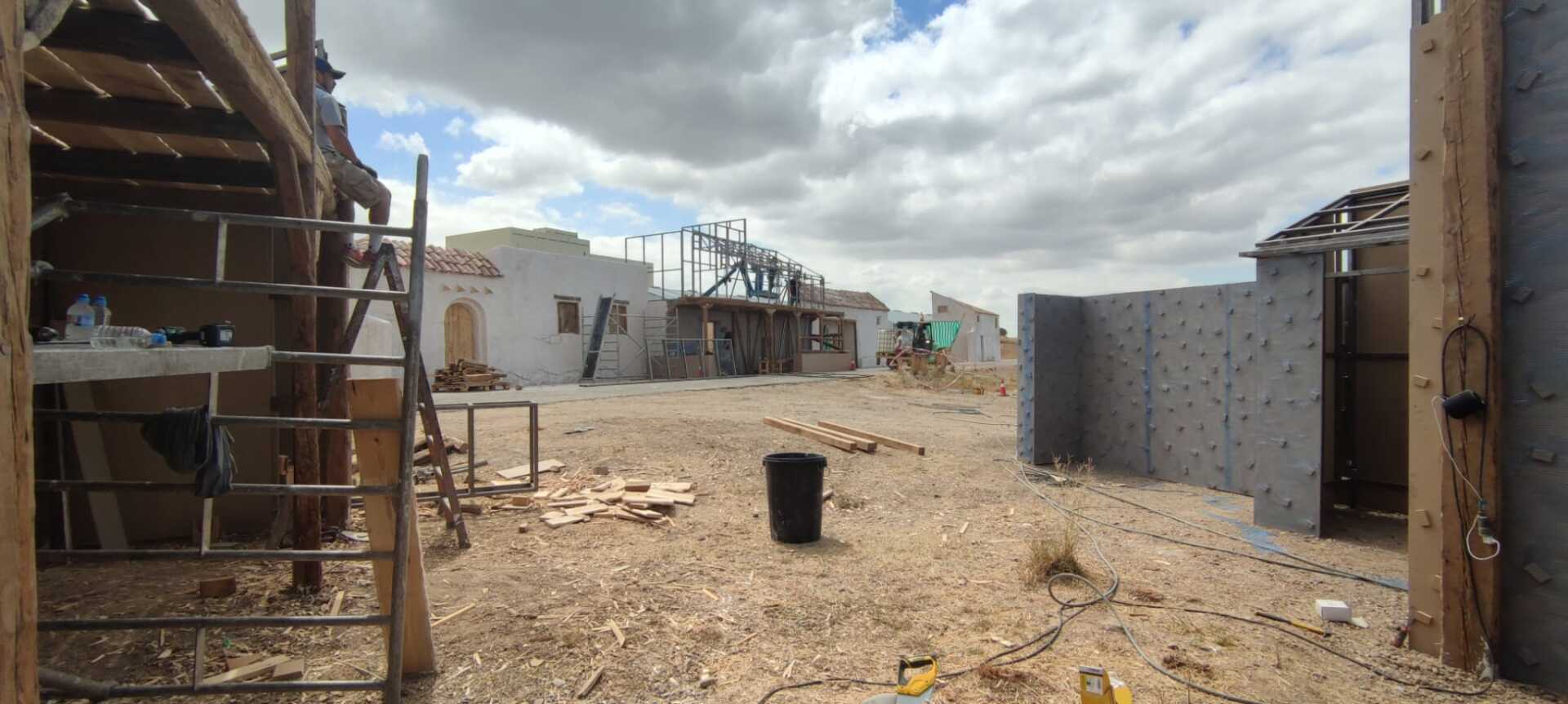 Un cubo negro está en el medio de un sitio de construcción.