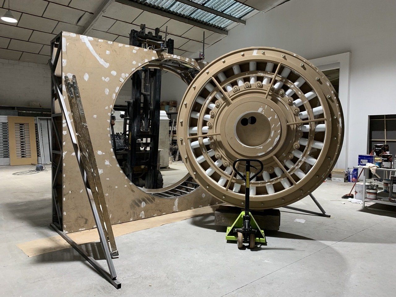 Una rueda grande está colocada encima de un palé en un almacén.