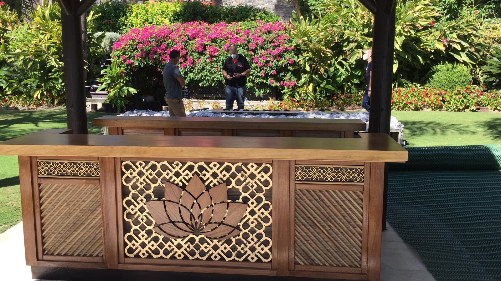 Una barra de madera con un diseño de loto.