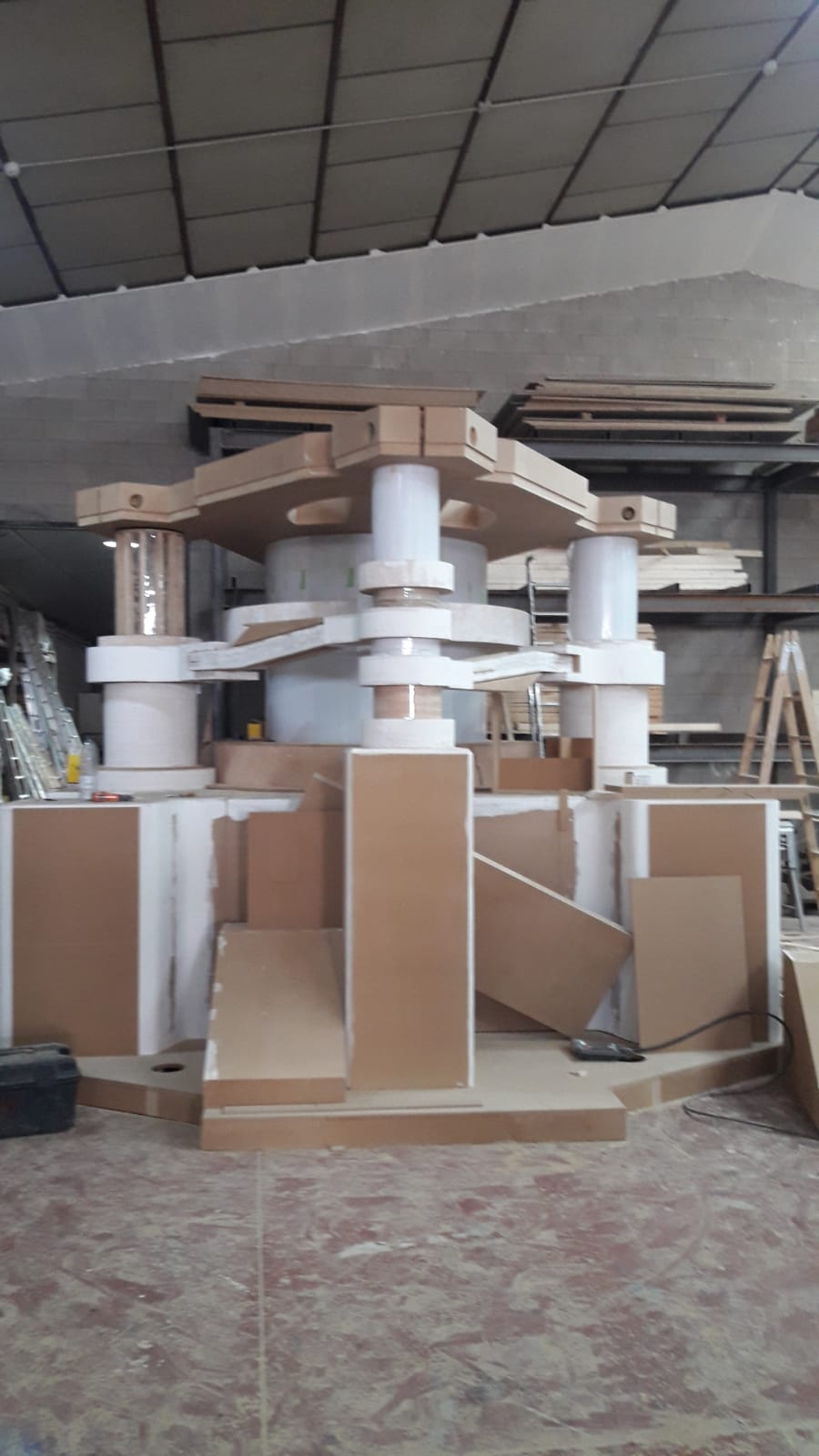 Se está construyendo una gran estructura de madera en una fábrica.