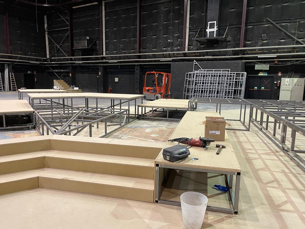 Un gran almacén con muchas mesas y escaleras de madera.