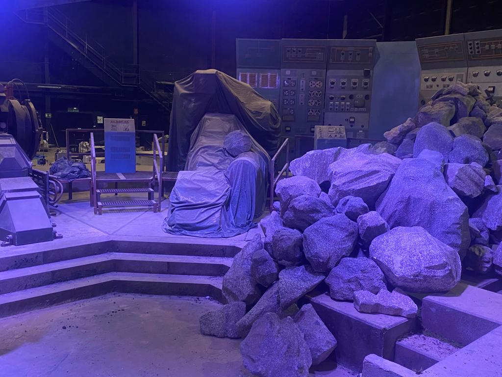 Una gran pila de rocas se encuentra encima de un escenario.