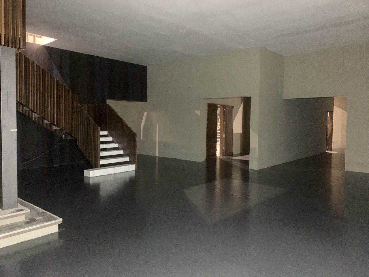 Hay una escalera en el medio de la habitación.