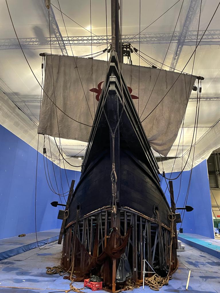 Un modelo de un barco pirata cuelga del techo de una habitación.