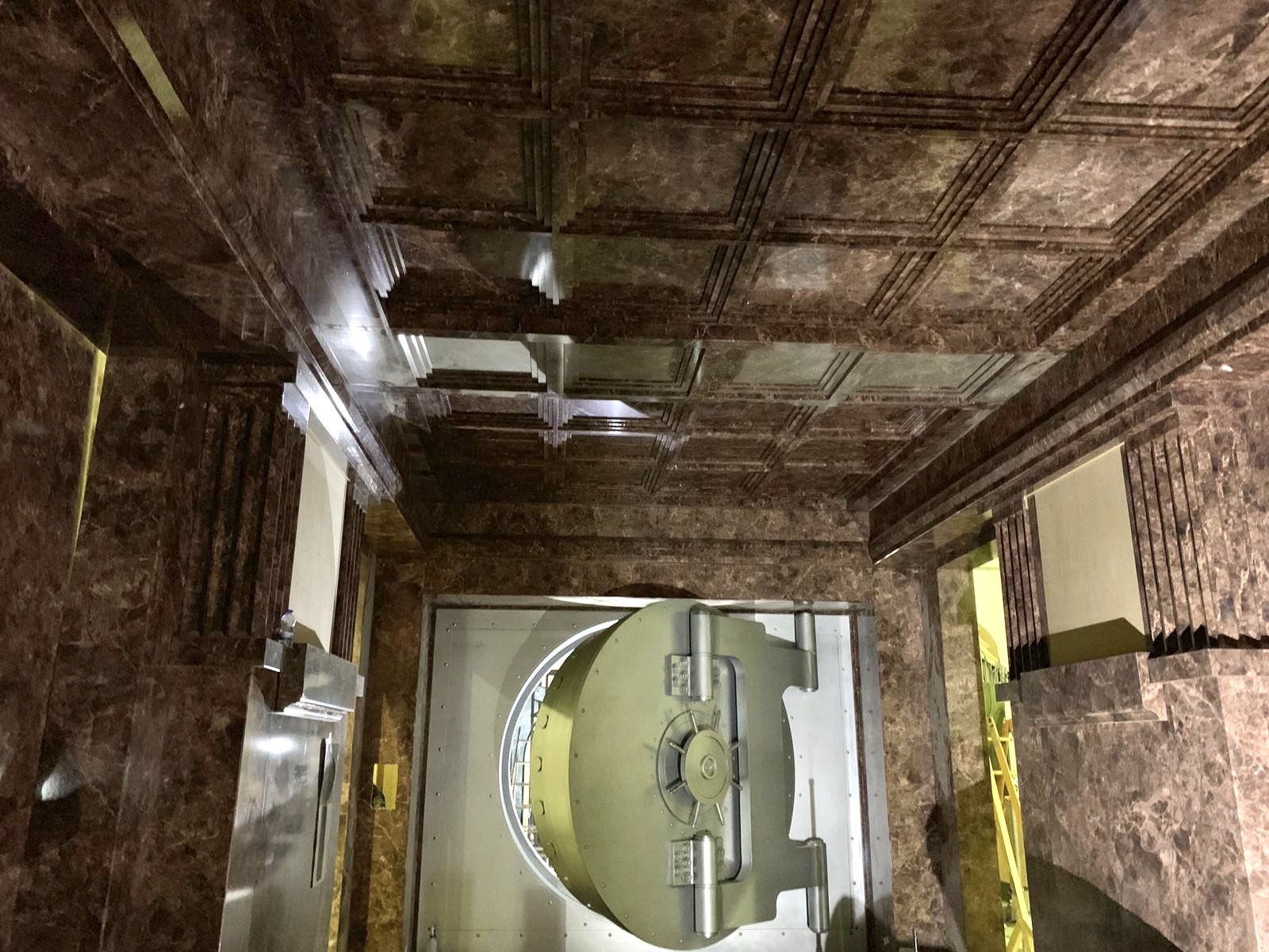 Una habitación con una puerta bóveda y un techo de mármol.