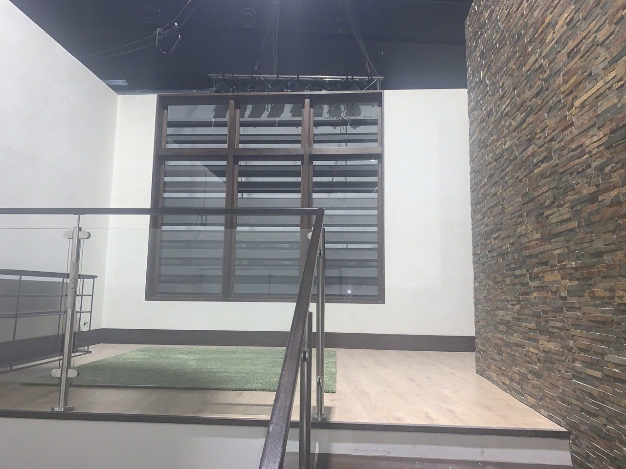 Una habitación con una escalera y una gran ventana.