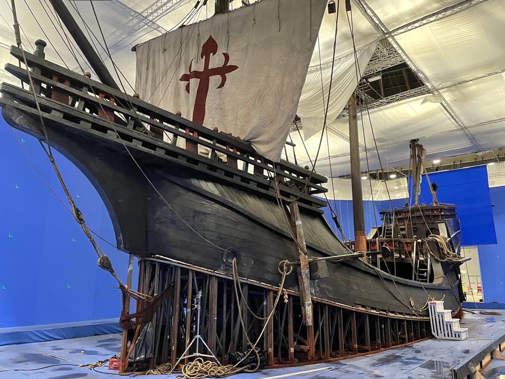 Un modelo de un barco pirata con una cruz en la vela.