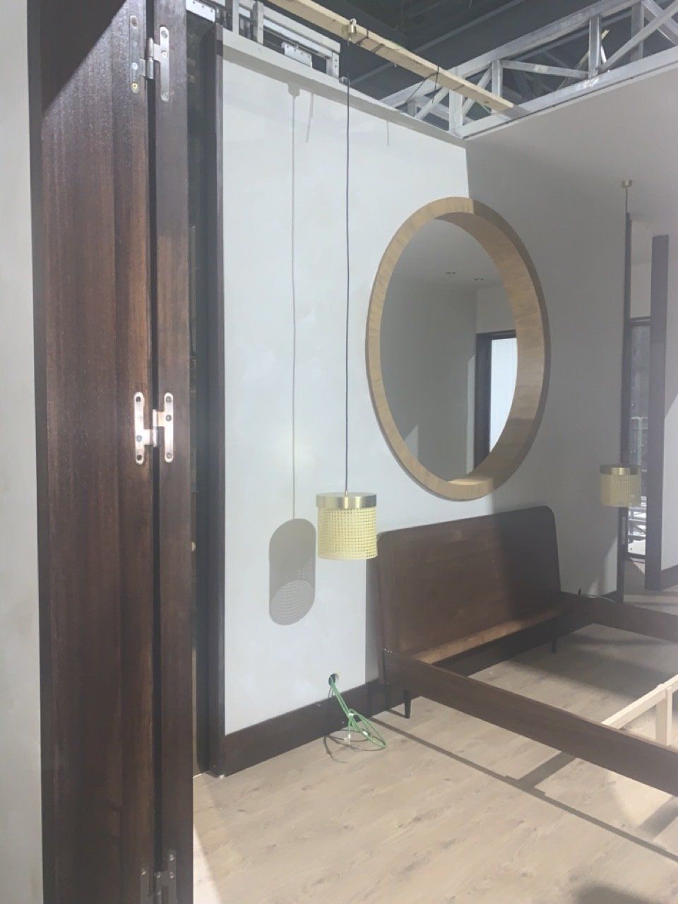 Una habitación con un espejo redondo en la pared