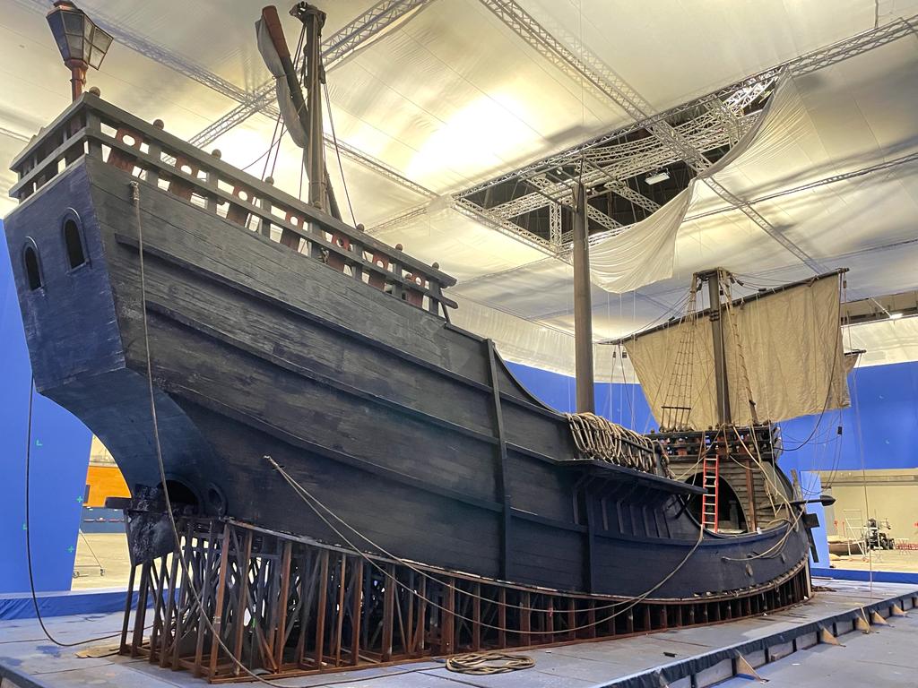 Un modelo de un barco pirata está sentado sobre una mesa.