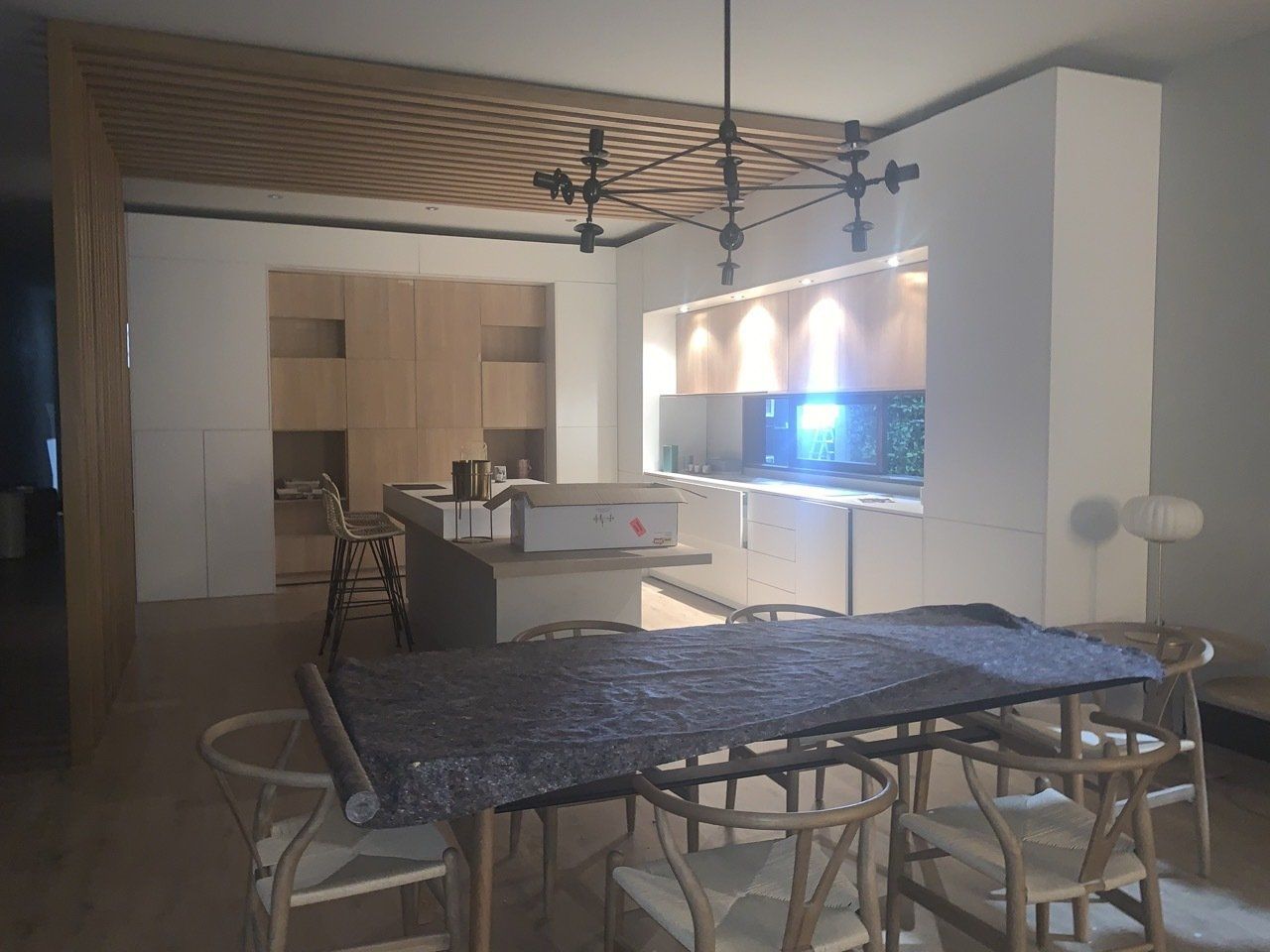 Una cocina con una mesa y sillas.