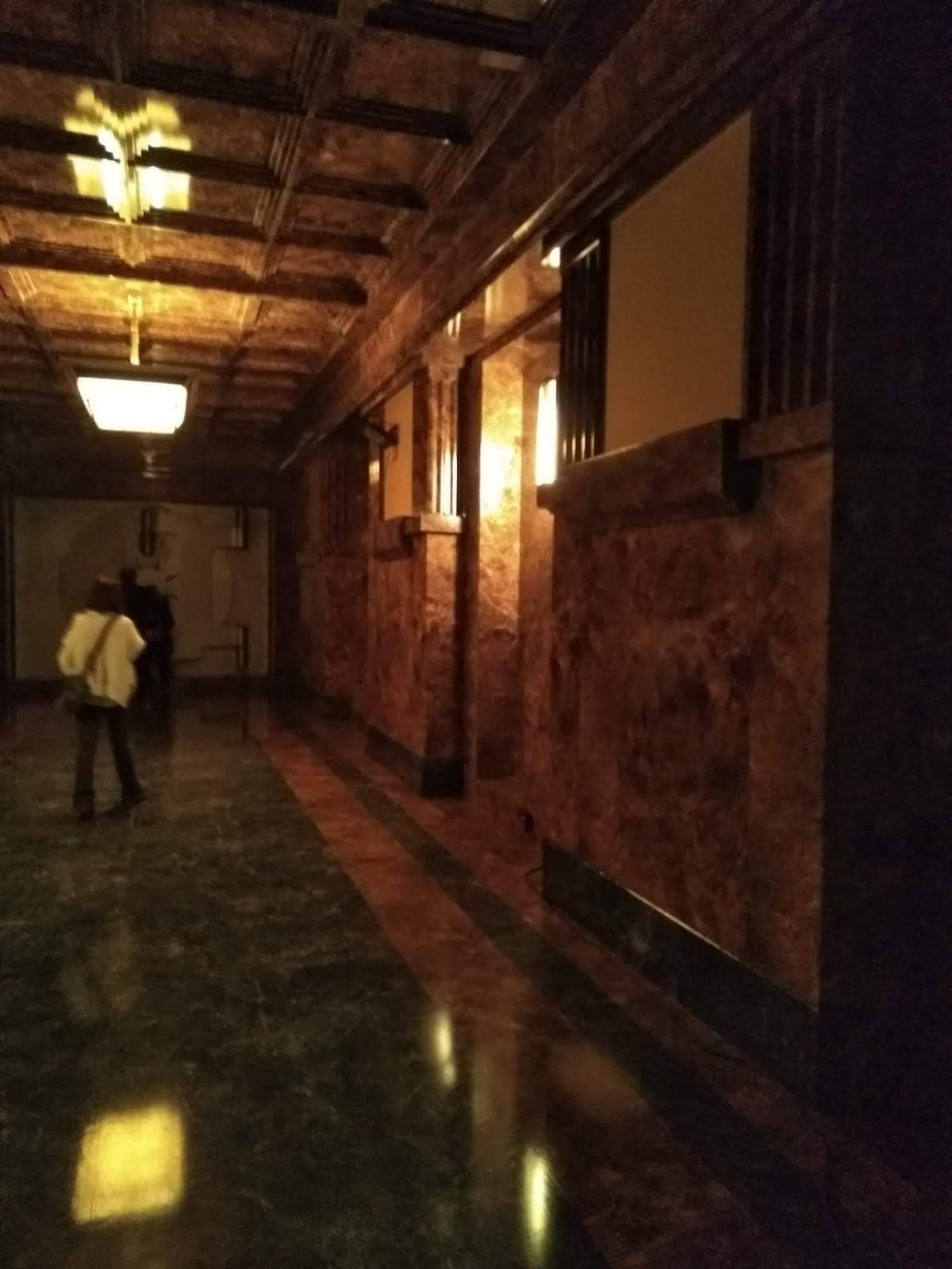 Un pasillo oscuro con una luz en el techo.