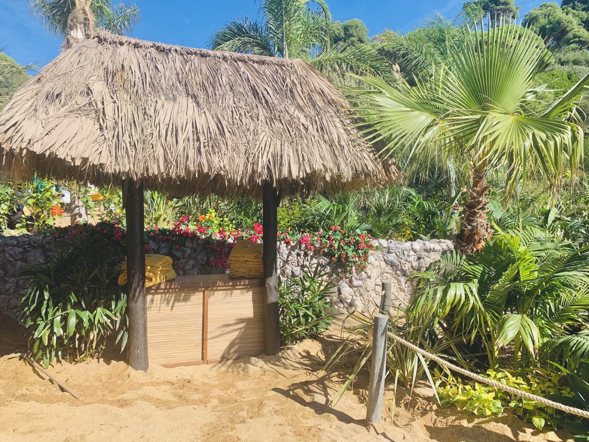 Hay una choza con techo de paja en medio de la jungla.