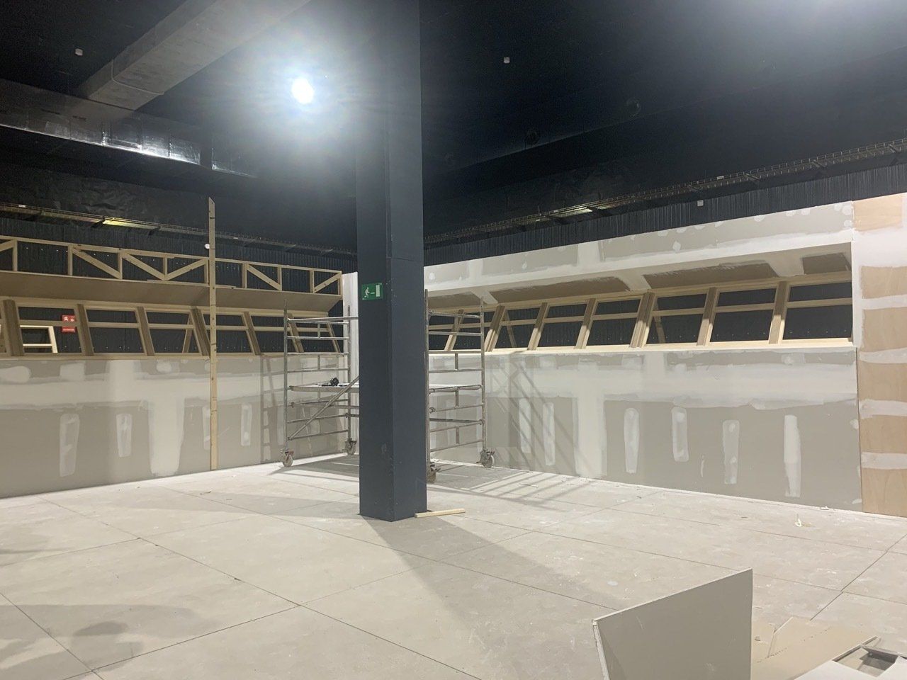 Una gran habitación vacía con un pilar en el medio.