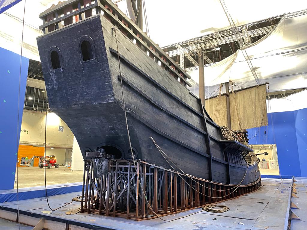 Un modelo de un barco pirata está expuesto en un museo.